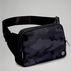 Lululemon Large 2L Deep Coal Camo Belt bag